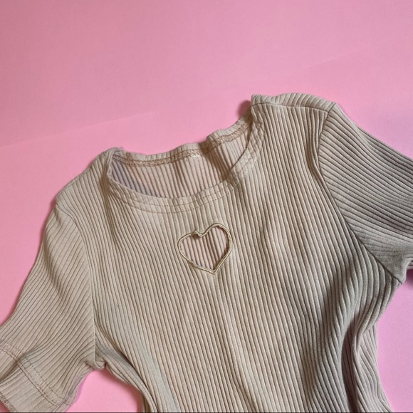 Cutie peach crop with heart cut-out 🤍 - Picture 2 of 3